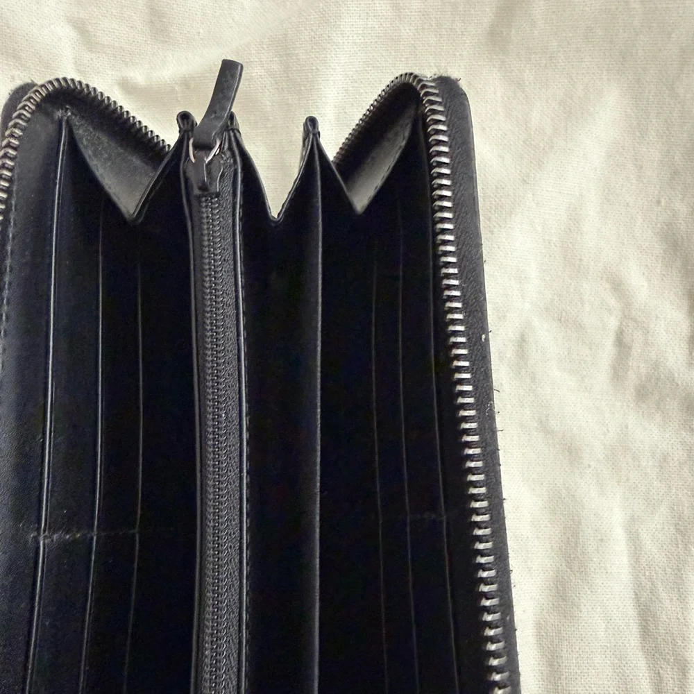 Gucci Emblem Leather Wallet - Picture 4 of 6